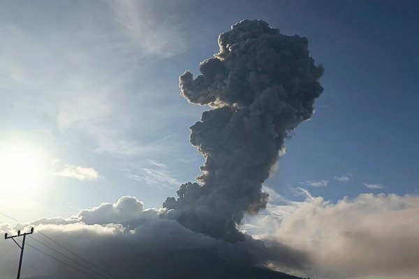 Die jüngste Aschesäule war mehrere Kilometer hoch. - © Uncredited/AP/dpa
