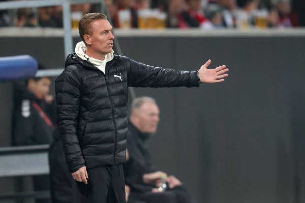 Fürth-Coach Leonhard Haas hofft auf eine «reinigende» Wirkung durch die zweite Heim-Blamage nacheinander. - © Daniel Löb/dpa
