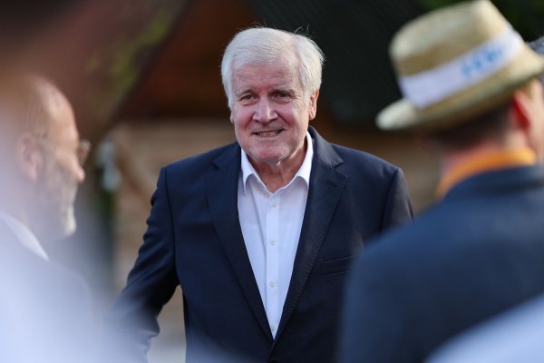 Horst Seehofer (75), hier bei einer Wahlkampfveranstaltung der CSU im Mai 2024, war bayerischer Ministerpräsident, CSU-Vorsitzender und im letzten Kabinett von Kanzlerin Angela Merkel (CDU) Bundesinnenminister. Mit Merkel trug er vor allem in Migrationsfragen mehrere Konflikte aus. (Archivfoto) - © Daniel Löb/dpa