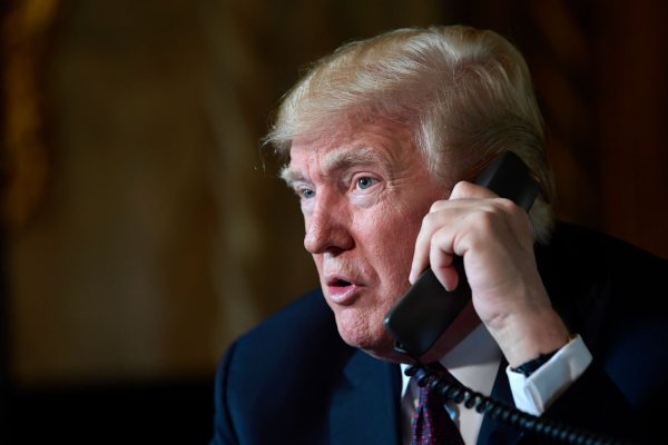 Permanent am Telefon: Der designierte US-Präsident Trump. (Archivbild) - © Susan Walsh/AP/dpa