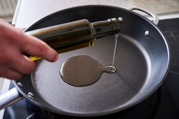PFAS werden in zahlreichen Verbraucherprodukten eingesetzt, zum Beispiel in Kosmetika, Kleidung oder Kochgeschirr (Symbolbild). - © Annette Riedl/dpa