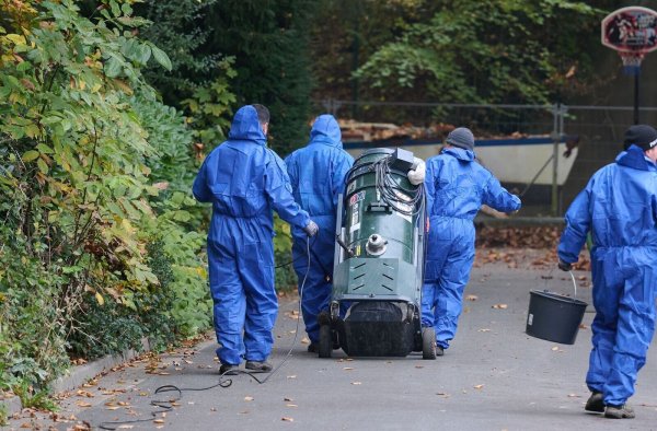Nach den Funden der asbesthaltigen Bruchstücke sind Fachleute im Einsatz, die messen und reinigen (Archivfoto) - © Bernd Thissen/dpa