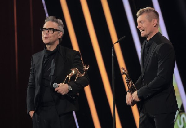 Robbie Williams überreichte Toni Kroos den «Bambi», nachdem er bereits selbst einen erhalten hat. - © Karl-Josef Hildenbrand/dpa