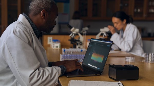 Mit dem neuen MacBook Pro mit M4 Pro soll das Notebook noch einmal etwas fixer werden. - © Apple Inc./dpa-tmn