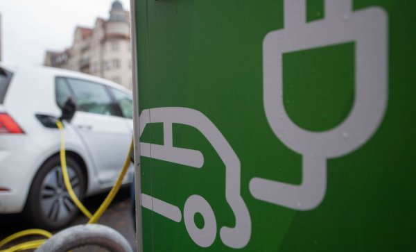 Ein Elektroauto wird an einer Ladesäule aufgeladen. - © Hendrik Schmidt/dpa
