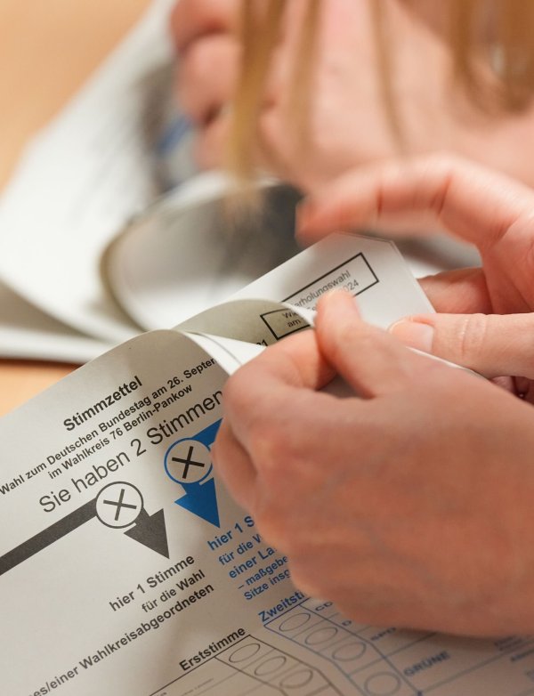 Parteien und Wahlleitungen bereiten sich auf eine vorgezogene Bundestagswahl vor. (Archivbild) - © Soeren Stache/dpa