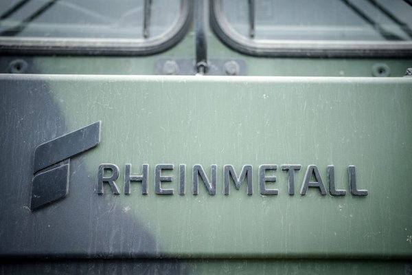 Das Logo des Rüstungskonzerns Rheinmetall an einem Fahrzeug der Bundeswehr bei der Nato-Übung Quadriga 2024. - © Kay Nietfeld/dpa