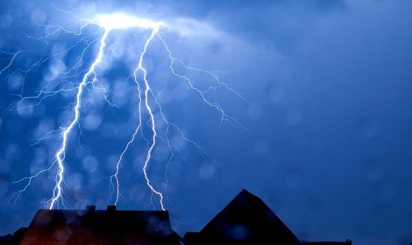 Fast 100.000 Mal schlug in NRW in diesem Jahr der Blitz ein. (Symbolbild) - © Thomas Rensinghoff/dpa