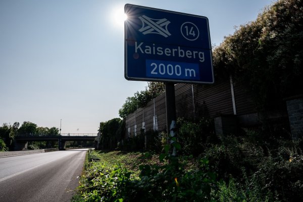Es wird wieder gebaut: Neue Sperrungen auf der A40 bei Duisburg beginnen. - © Fabian Strauch/dpa