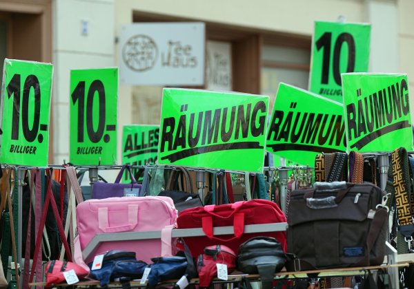 Die Fachkräftelücke beim Verkaufspersonal wird einer Studie zufolge zunehmen. - © Soeren Stache/dpa