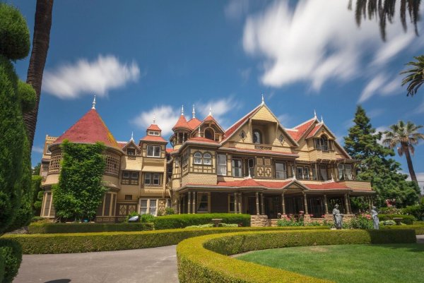 Das Winchester Mystery House gibt sich äußerlich eindrucksvoll, aber innen warten diverse bauliche Kuriositäten. - © Michael Halberstad/Visit California/dpa-tmn