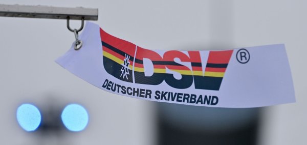 Das Logo des Deutschen Skiverbands DSV auf einer Windfahne. - © Hendrik Schmidt/dpa-Zentralbild/dpa
