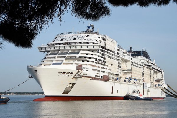 So weiß wird «MSC Euribia» nicht bleiben: Der Rumpf bekommt einen Anstrich in Türkis und Blau mit dem Aufruf #savethesea. - © Bernard Biger/Chantiers de l’Atlantique/MSC Cruises/dpa-tmn