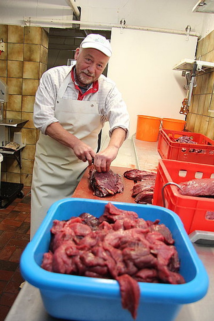 Dietrich Winkler verarbeitet die in Vierteln angelieferten Pferde zu verschiedenen Fleischereiprodukten. - © Foto: Backe