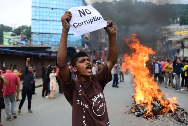 Ein Demonstrant in Nepal hält ein Blatt mit der Forderung nach einem Ende der Korruption hoch. - © Safal Prakash Shrestha/ZUMA Press Wire/dpa