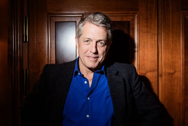 Hugh Grant wird 65 Jahre alt. - © Christoph Soeder/dpa