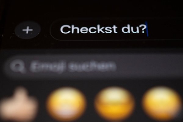 Jugendliche haben ihre Favoriten für das «Jugendwort des Jahres» 2025 nominiert - in den Top 3 stehen «Checkst du?», «Goonen» und «Das crazy». (Archivbild) - © Marijan Murat/dpa