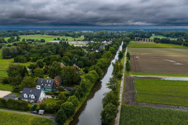 Bewohner von Häusern direkt am Fluss Niers werden in Sicherheit gebracht. - © Christoph Reichwein/dpa