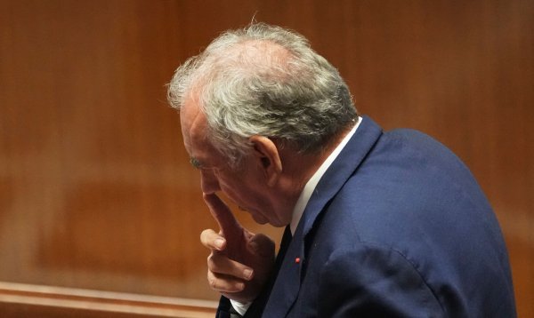 Premier Bayrou wollte sich mit der Vertrauensfrage Rückenwind für seine Sparpläne holen - das ging nach hinten los. - © Christophe Ena/AP/dpa