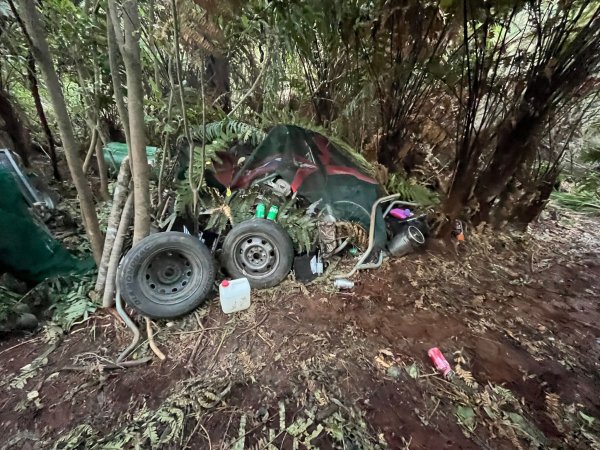 In dem Camp waren Autoreifen und ein Wasserkanister zu sehen. - © NZ Police/dpa
