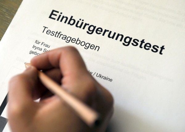 Erfolgreich absolvierte Sprachtests werden nicht nur für die Einbürgerung verlangt, sondern in vielen Fällen auch für den Familiennachzug. (Symbolbild) - © Uli Deck/dpa