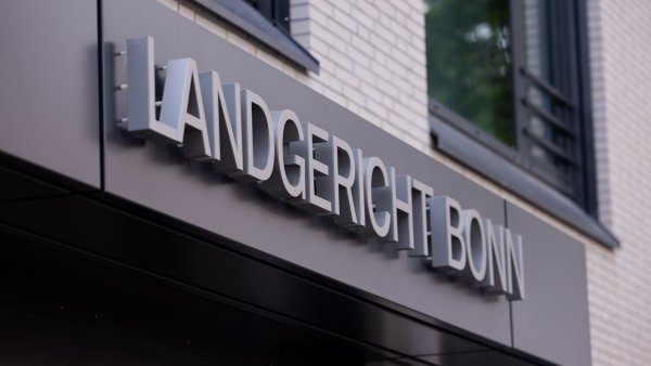 Er soll seine Freundin eingesperrt, misshandelt und die oberen Teile beider Ohrmuscheln abgebissen und heruntergeschluckt haben: Vor dem Bonner Landgericht muss sich ein 40-jähriger Mann verantworten. (Symbolbild) - © Rolf Vennenbernd/dpa