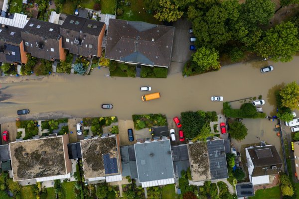 Überflutete Straßen in Mönchengladbach nach dem Starkregen. - © Christoph Reichwein/dpa