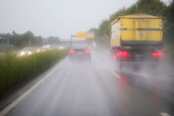 Wegen des Starkregens wird eine Autobahnpassage bei Leverkusen gesperrt. - © Christoph Reichwein/dpa