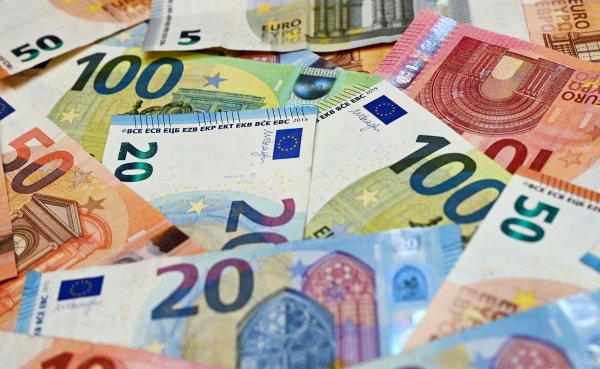 Verbraucherzentrale fordert einen besseren Schutz vor Betrug bei Online-Krediten. (Symbolbild) - © Patrick Pleul/dpa-Zentralbild/dpa