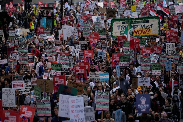 Am Wochenende hatten Menschen in Chicago bereits gegen Trumps Pläne protestiert. - © Carolyn Kaster/AP/dpa
