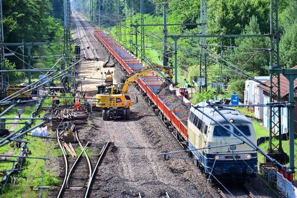 Im August begannen die Modernisierungsarbeiten auf der Strecke Hamburg-Berlin, die dafür bis April 2026 gesperrt ist. (Archivbild) - © Sebastian Gollnow/dpa
