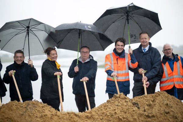 Symbolischer Spatenstich: An der Lippe geht das aktuell größte Hochwasserschutzprojekt Nordrhein-Westfalens in die letzte Phase. - © Fabian Strauch/dpa