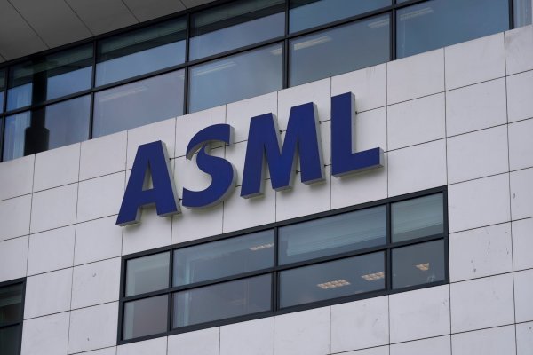 Der Chiphersteller ASML beteiligt sich an Europas KI-Hoffnung Mistral aus Frankreich - © Peter Dejong/AP/dpa