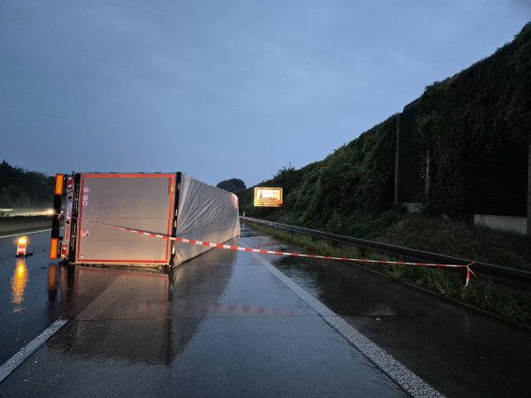 Ein Lastwagen ist auf der A4 umgestürzt - vermutlich wegen Aquaplanings. - © Sascha Thelen/dpa