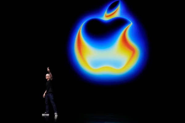 Apple-Chef Tim Cook leitete das iPhone-Event des Konzerns ein. - © Godofredo A. Vásquez/AP/dpa