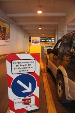 Ein Auto steht an der Schranke des Parkhauses am Ostertor. Nach dem Votum des Verkehrsausschusses m&uuml;ssen die Parker auch k&uuml;nftig bis 22 Uhr f&uuml;r den Stellplatz bezahlen. - &copy; Foto: Backe