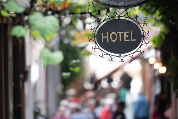 Der späte Ostertermin hat im April für ein deutliches Plus bei den Übernachtungszahlen in Hotels und anderen Beherbergungsbetrieben in Deutschland gesorgt. - © Sebastian Gollnow/dpa