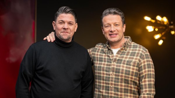 Duell der Spitzenköche: Weltstar Jamie Oliver tritt erstmals gegen den deutschen TV-Liebling Tim Mälzer an. - © Markus Hertrich/RTL/dpa