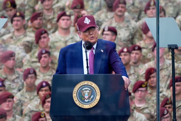 Wenige Tage vor einer großen Militärparade in Washington hat Donald Trump die Stärkung der amerikanischen Streitkräfte beschworen. - © Alex Brandon/AP/dpa