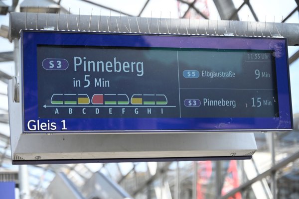 In Hamburg informiert eine Anzeige über die Auslastung einer S-Bahn. - © David Hammersen/dpa