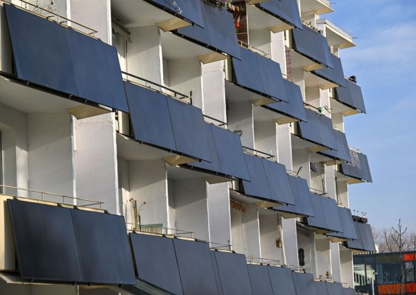 Balkonkraftwerke boomen - inzwischen gibt es eine Million der kleinen Solaranlagen. - © Martin Schutt/dpa