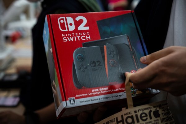 Schon die Vorbestellungen der Switch 2 waren schnell ausgeschöpft. (Archivbild) - © Louise Delmotte/AP/dpa