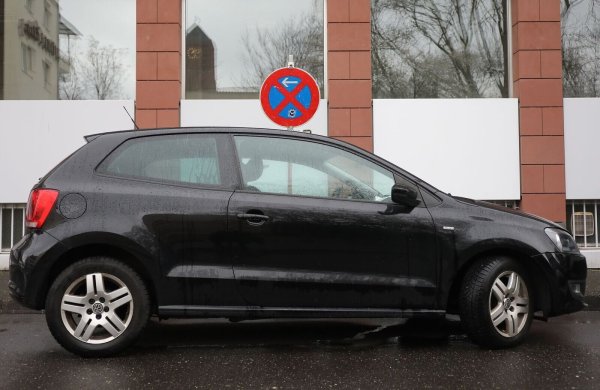 Ein PKW steht im Halteverbot. Bei den Ordnungsämtern vieler NRW-Städte hat die Zahl der Anzeigen von Privatleuten vor allem gegen Falschparker deutlich zugenommen. - © Oliver Berg/dpa