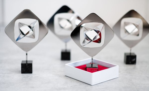 Mehrere Trophäen zum Grimme-Preis stehen in einer Juwelierwerkstatt. - © Fabian Strauch/dpa