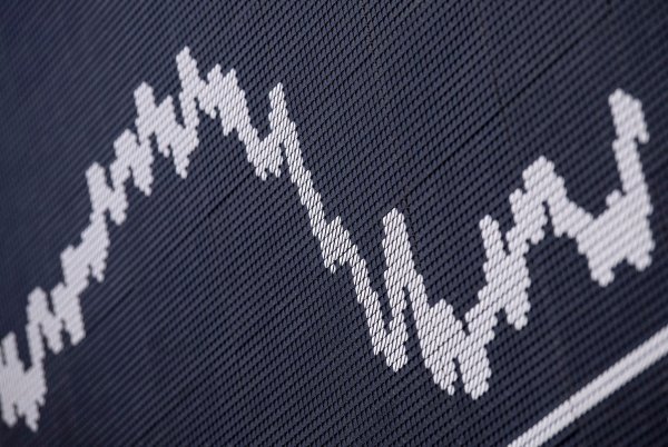 Die Dax-Kurve im Handelssaal der Deutschen Börse in Frankfurt. - © Boris Roessler/dpa