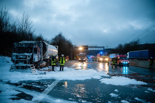 Ausgebrannt: Dieser Lastzug mit Lebensmitteltank ist auf der A 2 am Bielefelder Berg in Brand geraten. Die Feuerwehr löschte mit Löschschaum. - © Foto: Christian Mathiesen
