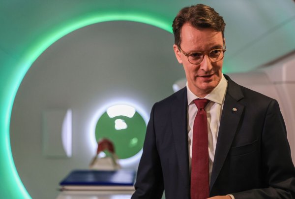 Neujahrsrede aus dem Krebsforschungszentrum: NRW-Ministerpräsident Hendrik Wüst ruft zu Optimismus auf. - © Oliver Berg/dpa