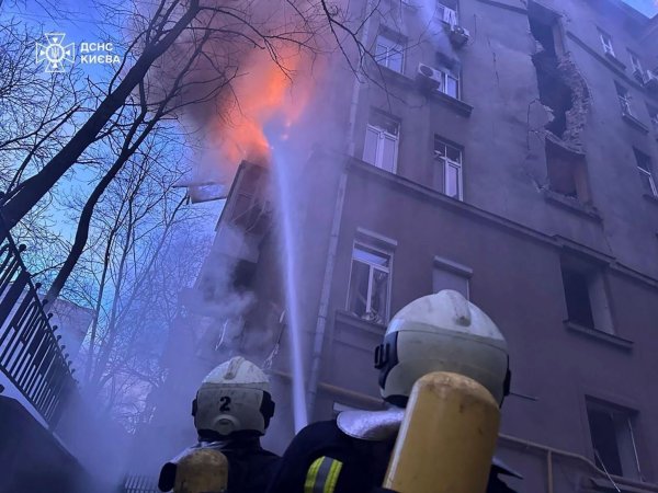 Die ukrainische Hauptstadt verzeichnet nach einem russischen Drohnenangriff Tote und Verletzte. - © Uncredited/Ukrainian Emergency Service/AP/dpa