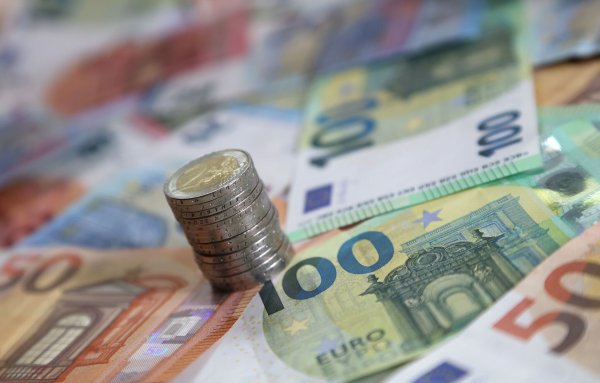 Krankenkasse, Heizen, Tanken - vieles wird 2025 teurer. Es gibt aber auf der anderen Seite auch Entlastungen. - © Karl-Josef Hildenbrand/dpa