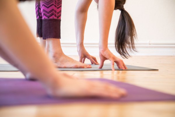 Verabreden für einen gemeinsamen Yogakurs: Wer sich mit anderen zusammenschließt, bleibt eher an seinen Sport-Vorhaben dran. - © Christin Klose/dpa-tmn